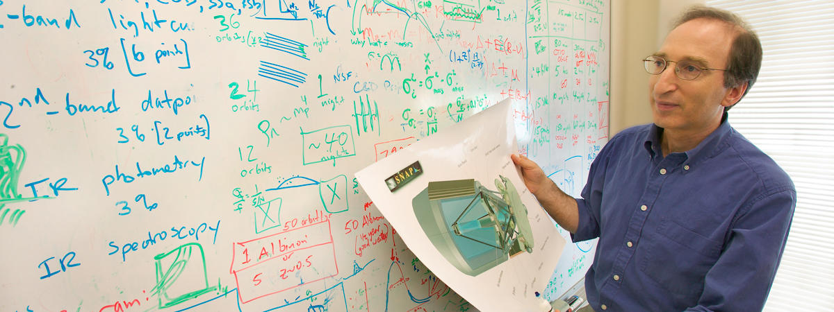 hero image: professor and Nobel Laureate Saul Perlmutter shows his whiteboard and design for the Gruber Prize